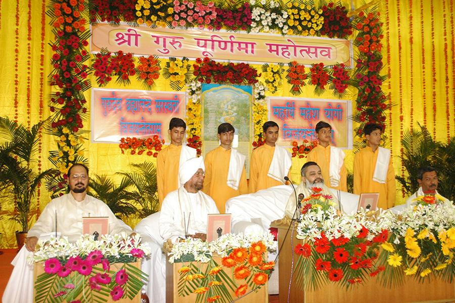 Shri Guru Purnima Celebration 2011 at Bhopal
Brahmachari Girish Ji with Vedic Pundits and other dignitaries on stage.